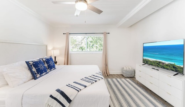 Boca Waterfront Oasis: Walk to Beach + Pool, Hot Tub, Gym