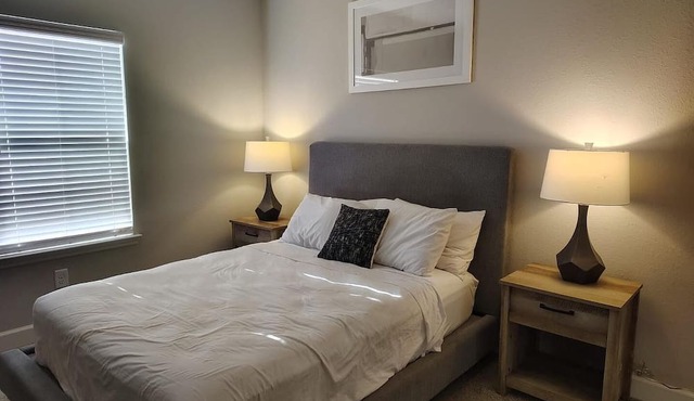 Landing | Chic 2BD, Gym, Pool in Newberry