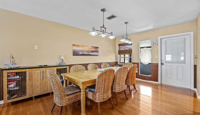 Spacious 4-bedroom house in Beautiful Madeira Beach