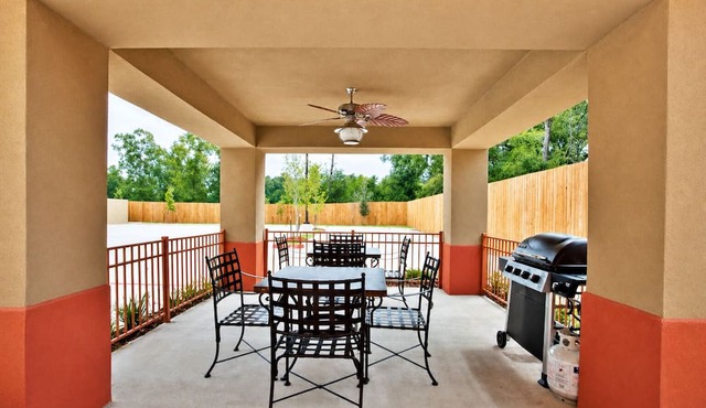 2 Pet-Friendly Suites w/Kitchenette Near Antique Village & Shopping