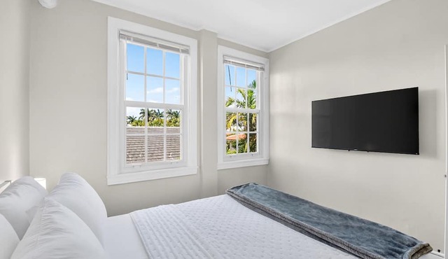 One Bedroom Spacious Palm Beach Condo Heated Pool