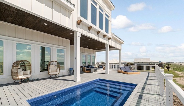 Bourbon Bay and Whiskey Lullaby Beachfront, Pool, Pickle Ball Court, Fire Pit and Much More