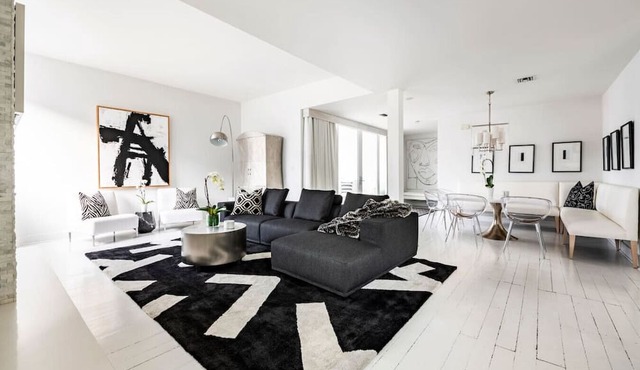 Designer Penthouse on Magazine Street w/Balcony