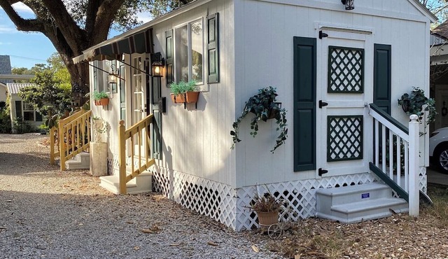 Comfy quaint 1-bedroom cottage with serene pond area in charming Abbeville