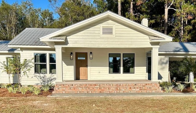 The Martin Lodge - Country Living Near Town on a Fishing Pond