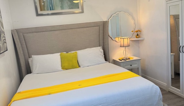 Private Cozy Studio in Sunrise