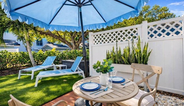 Cozy Lido Key Studio Steps to Beach & Kayaking