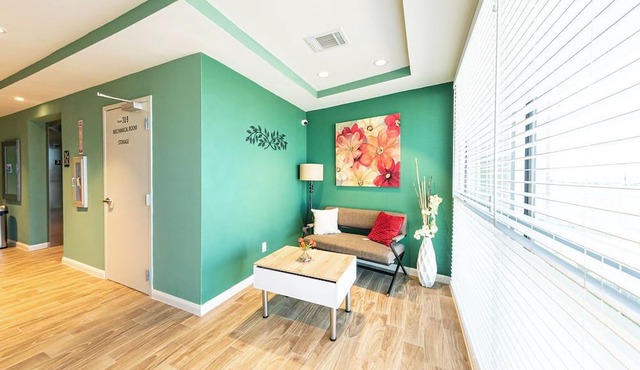 1B ~Chic 2-bedroom condo with WiFi, AC in fantastic Katy in Katy