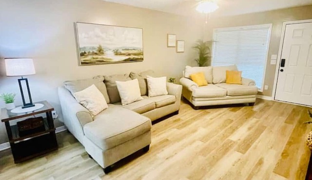 Stylish Townhouse 5 min to downtown Hammond
