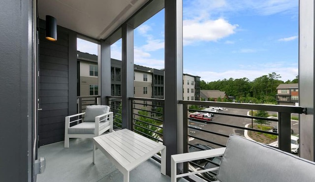 Sunny Haven: Chic 2BR/2BA with Pool & Gym in Jacksonville