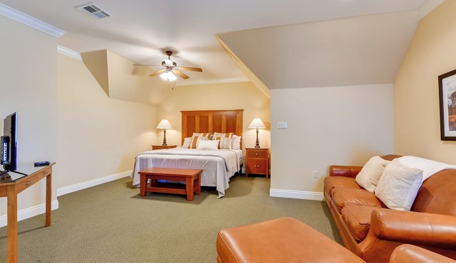 Springfield Studio Rental w/Golf Course View!