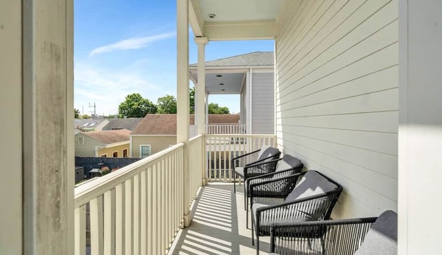 Chic Magazine St. Apt | King Bed, Balcony, Parking