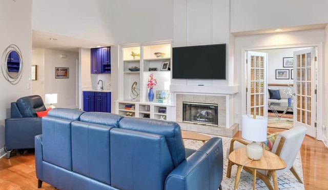 Waterfront-screened lanai-BBQ - sleeps 7 - community pool & hot tub!