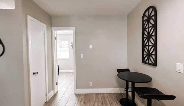 Rustic Retreats 1BR Minutes From Las Olas