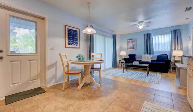 Siesta Key Sanctuary -Pool-Kayaks-TikiHut-King bed in Siesta Key