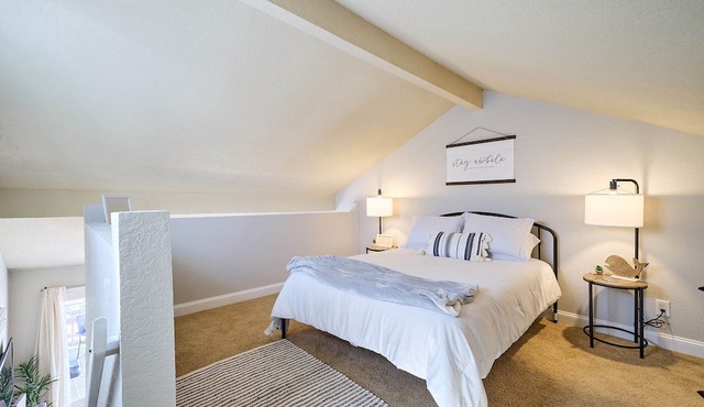 Lake Front in Hot Springs! Cozy, Water views and more!