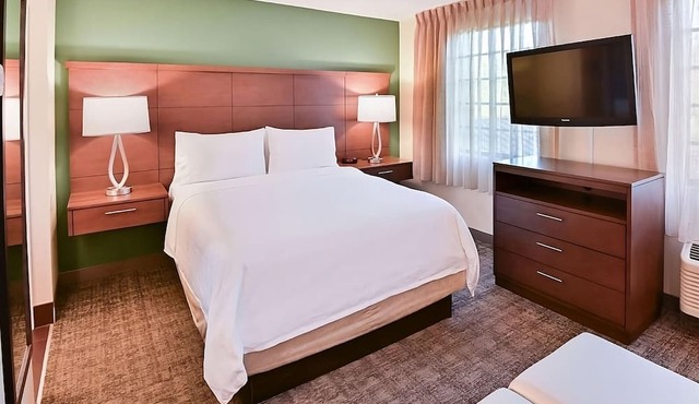 Comfort and Convenience! Outdoor Pool, Kitchenette, Pets Allowed!