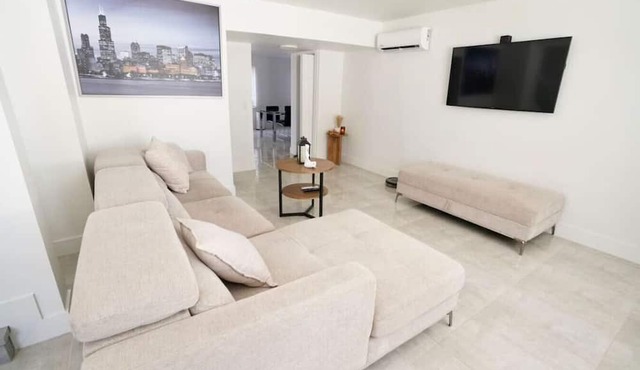 Stylish 3-Bedroom Fort Lauderdale Home/Wi-Fi, A/C & 5–10 Min from Airport!