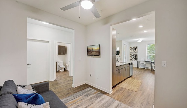 Luxe Poolside Condo, King Bed, Near Mayo Clinic, St Johns Town Center & Beaches