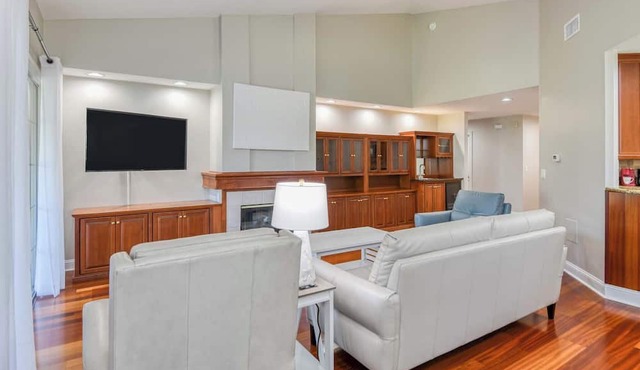 Luxury-4/4 w/BBQ-pool-hot tub - close to beaches & historic district