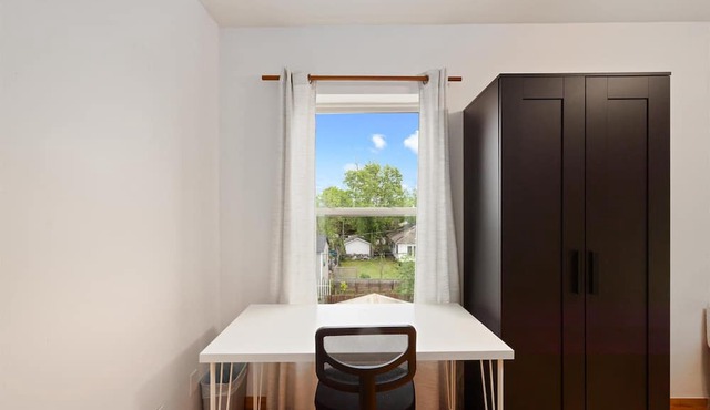 Near Downtown Heights Apt | Yard Terrace WiFi Desk