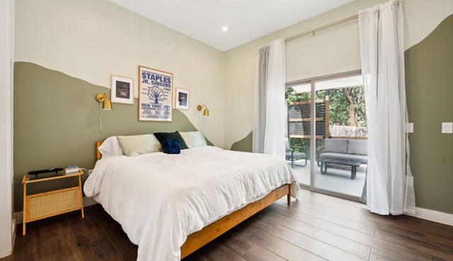 Walkable 3-bedroom cottage with WiFi and AC in Central East Austin in Austin