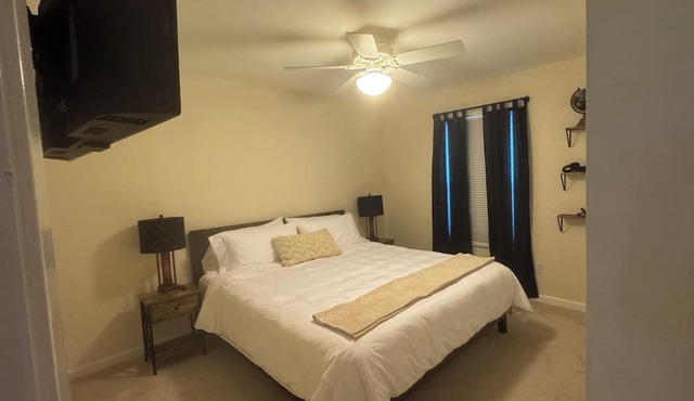 Spacious 4-bedroom house w salt water pool in a peaceful, serene neighborhood in Edgewater