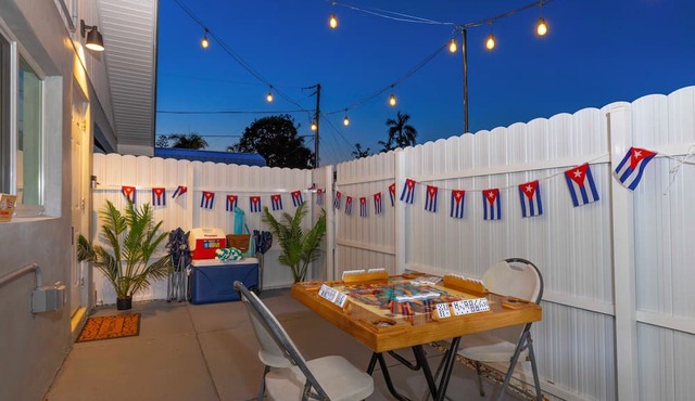 Havana Nights Honeymoon: King Bed, Sofabed, Patio & Wi-Fi – Book Your Escape! in Fort Myers