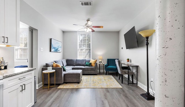 King Bed-Large Living Room-Pool-Hot Tub