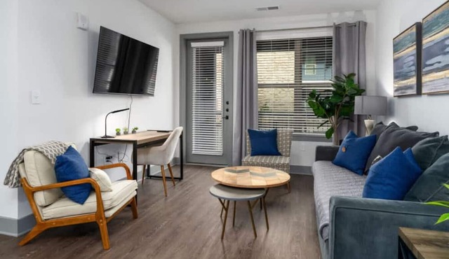 Grandview Apartment: Shops, Restaurants Nearby!
