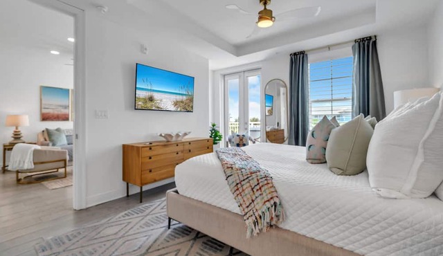 3-bedroom condo with private beach access and pools! Gulf Place Property!