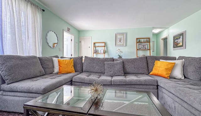Sunrise Delight –Pet-Friendly, 2-Min Walk to Beach