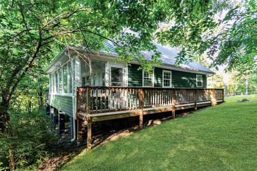 Cozy Cottage with Hot Tub, Fire Pit and Sunroom - Loaded with Modern Touches in Front Royal, VA in Front Royal