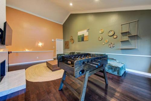 Kirby Poolhouse - Game Room - Garage - Elevator