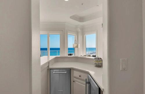 Luxury Gulf-Front 3BR Penthouse with Wraparound Balcony