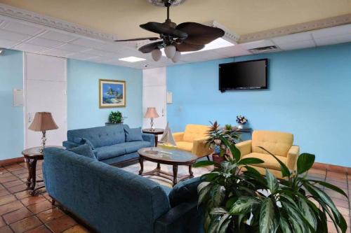 Quality Inn & Suites Gulf Breeze Bayside near Pensacola Beach in Gulf Breeze