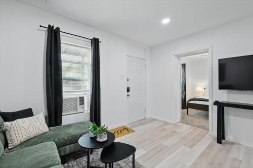 Modern 2BR Unit 3 Hot Tub