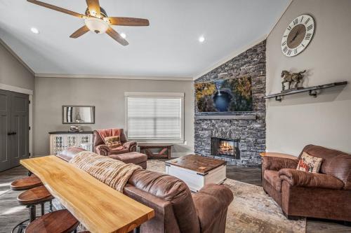 Gallop and Grace Cottage with 2 King Rooms
