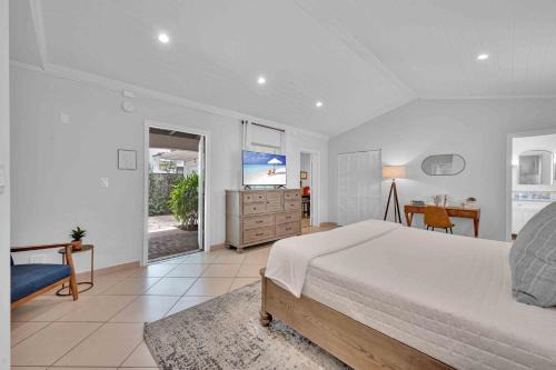 Steps from Beach Quaint Cottage Hot Tub Surf Key H0MES