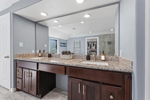 Relaxing Getaway with Private Hot Tub 7 Br 4 bath