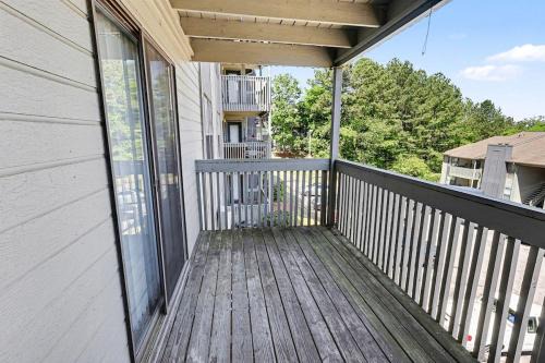 Bright and Spacious 2BR with King Bed, Pool, Gym Near UAB & Hospitals
