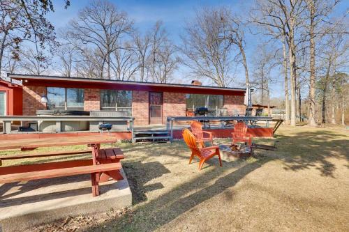 Hot Tub, Lake Access! Angler’s Escape in Hemphill