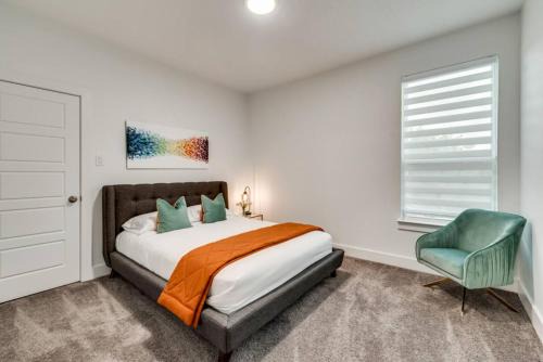 Lux! Near Downtown! Backyard with BBQ, Firepit and Games!
