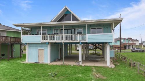 2nd Row Home Close to Beach