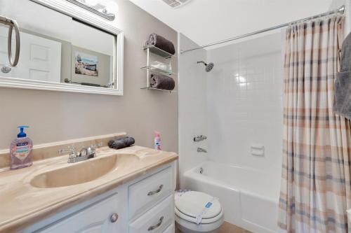 Exquisite Retreat with Heated Pool for 14 Guests, Pool Table Paradise!
