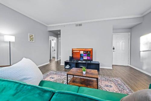 Luxe New Unit 2BR, 2BA Pool Access