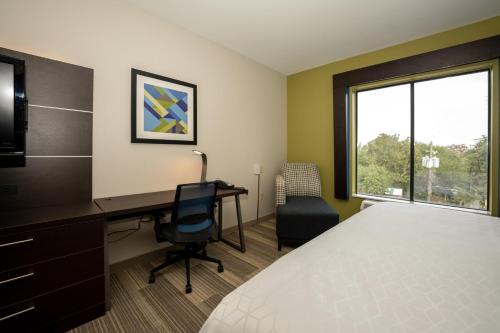 Holiday Inn Express & Suites Deer Park by IHG